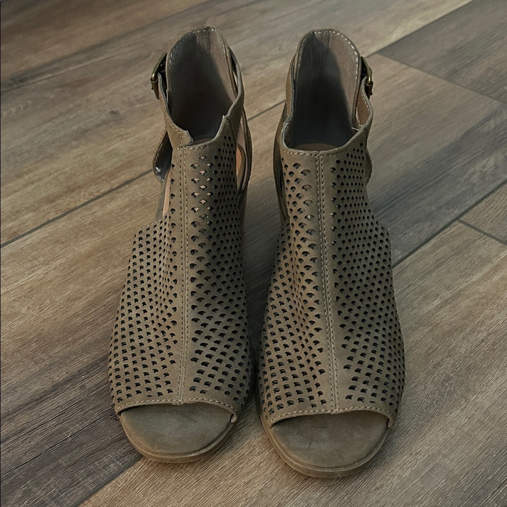 Jessica Simpson Brown Peep-Toe Sandals